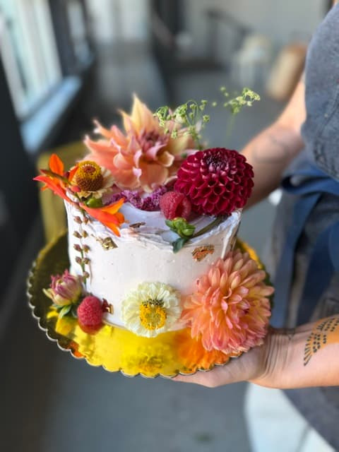 Custom cake with summer flowers